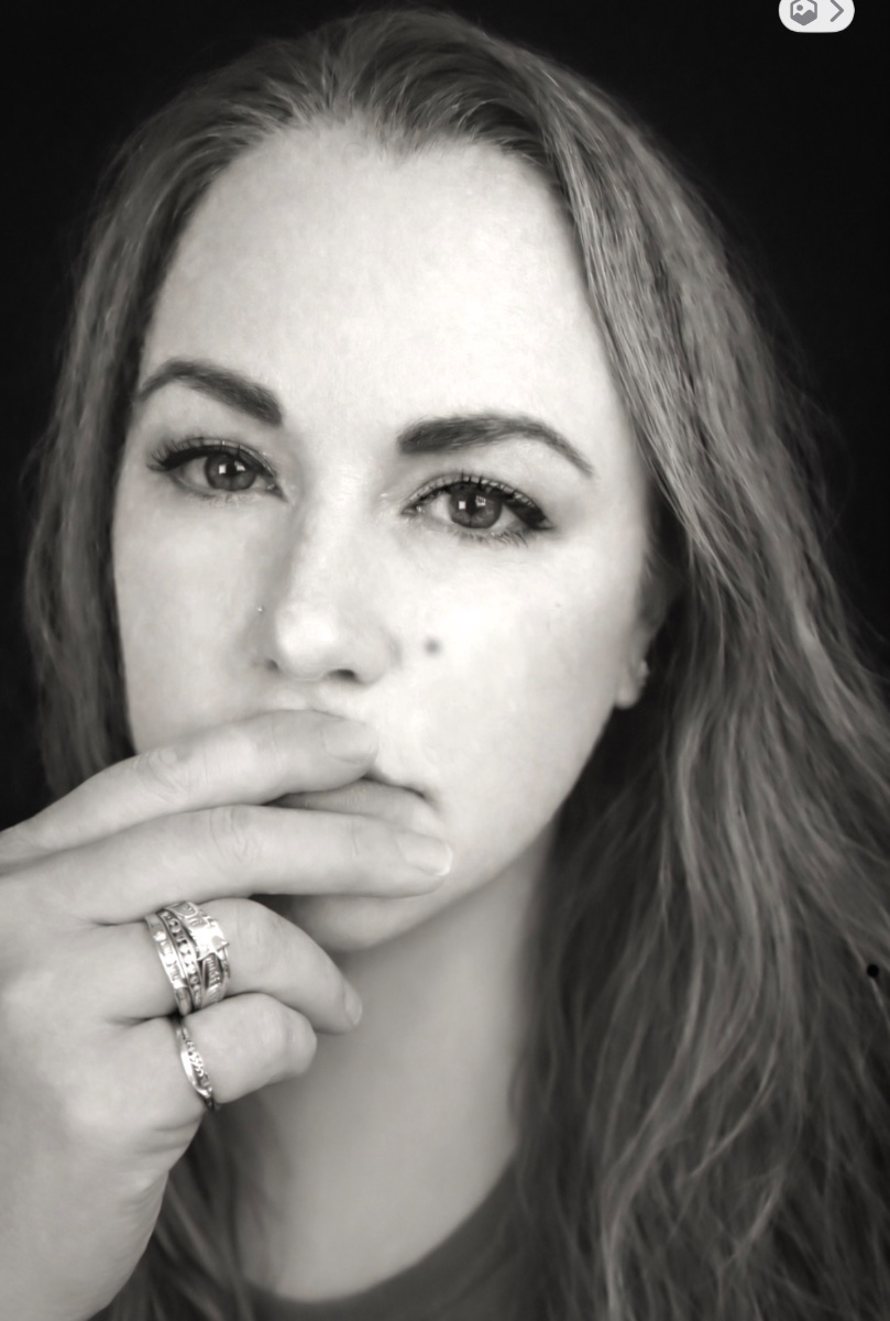 Rhiannon Morlan, actor in Wichita, Kansas - headshot